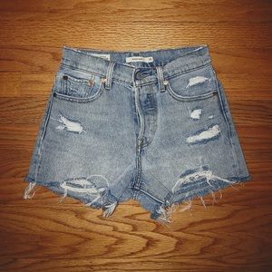 Levi’s Wedgie Fit Short🔥